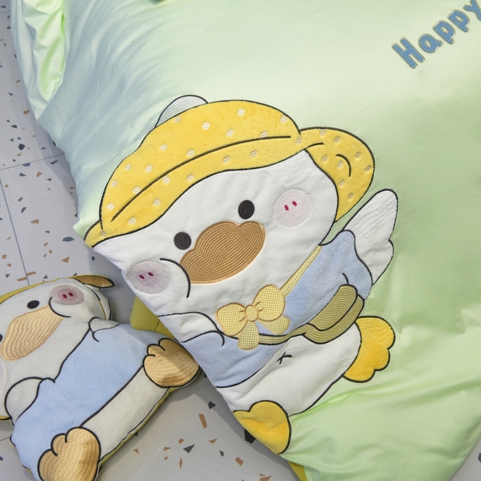 91家纺网 家纺一手货源 找家纺 佳梦家纺 2024新款40支全棉轻熟贴布绣卡通四套件 春游鸭