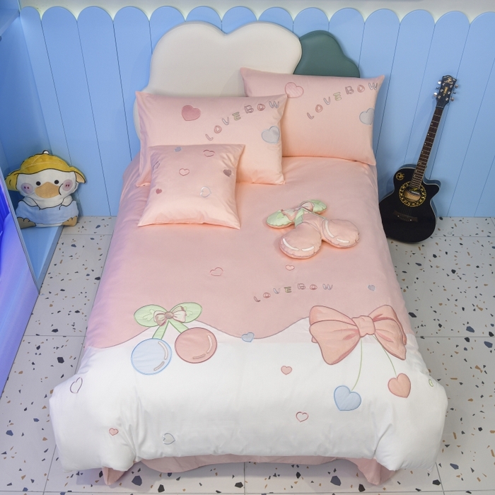 91家纺网 家纺一手货源 找家纺 佳梦家纺 2024新款40支全棉轻熟贴布绣卡通四套件 甜心樱桃