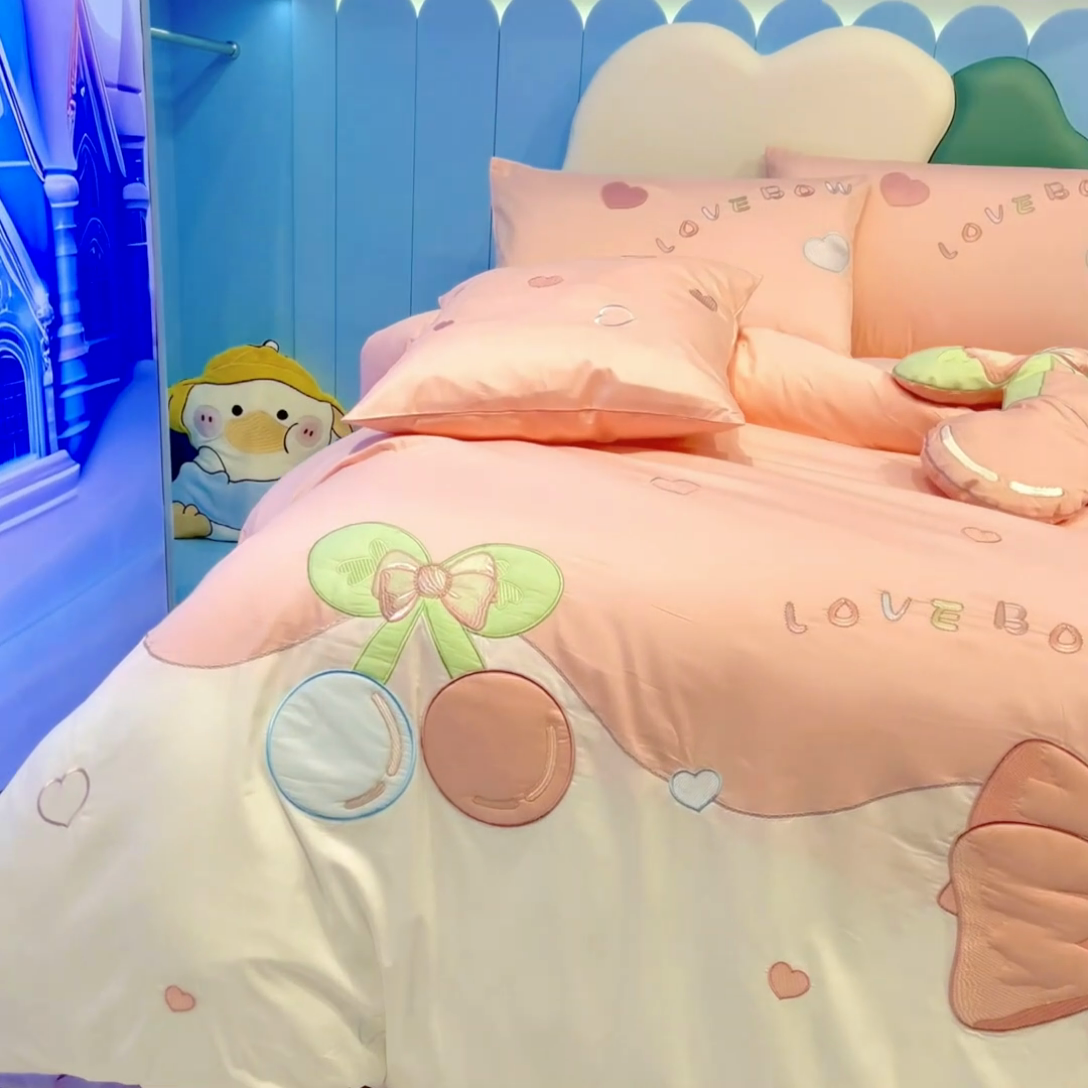 91家纺网 家纺一手货源 找家纺 佳梦家纺 2024新款40支全棉轻熟贴布绣卡通四套件 甜心樱桃