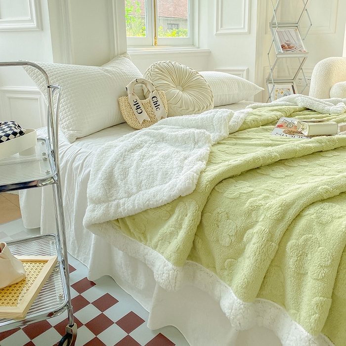 91家纺网 家纺一手货源 找家纺 呗旺鹿 2024新款多巴胺双面塔肤绒高克重盖毯（特价款） 浅浅花漾-绿