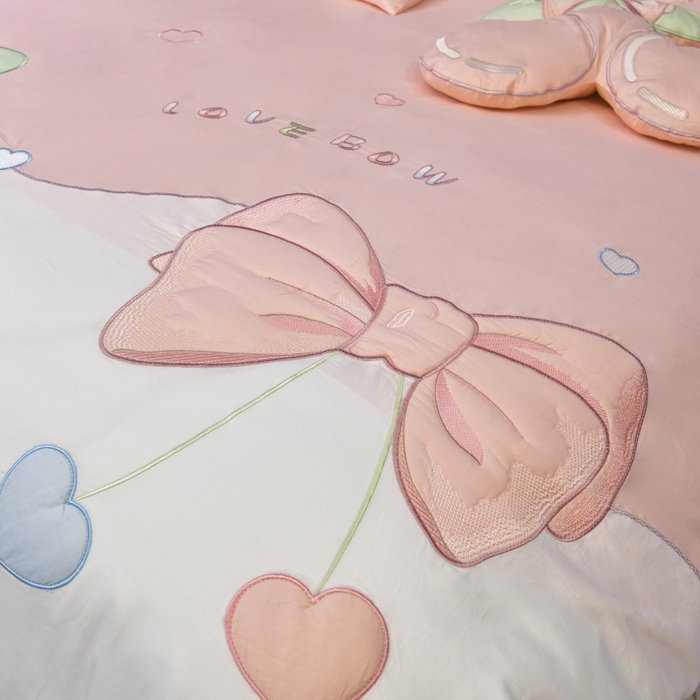 91家纺网 家纺一手货源 找家纺 佳梦家纺 2024新款40支全棉轻熟贴布绣卡通四套件 甜心樱桃