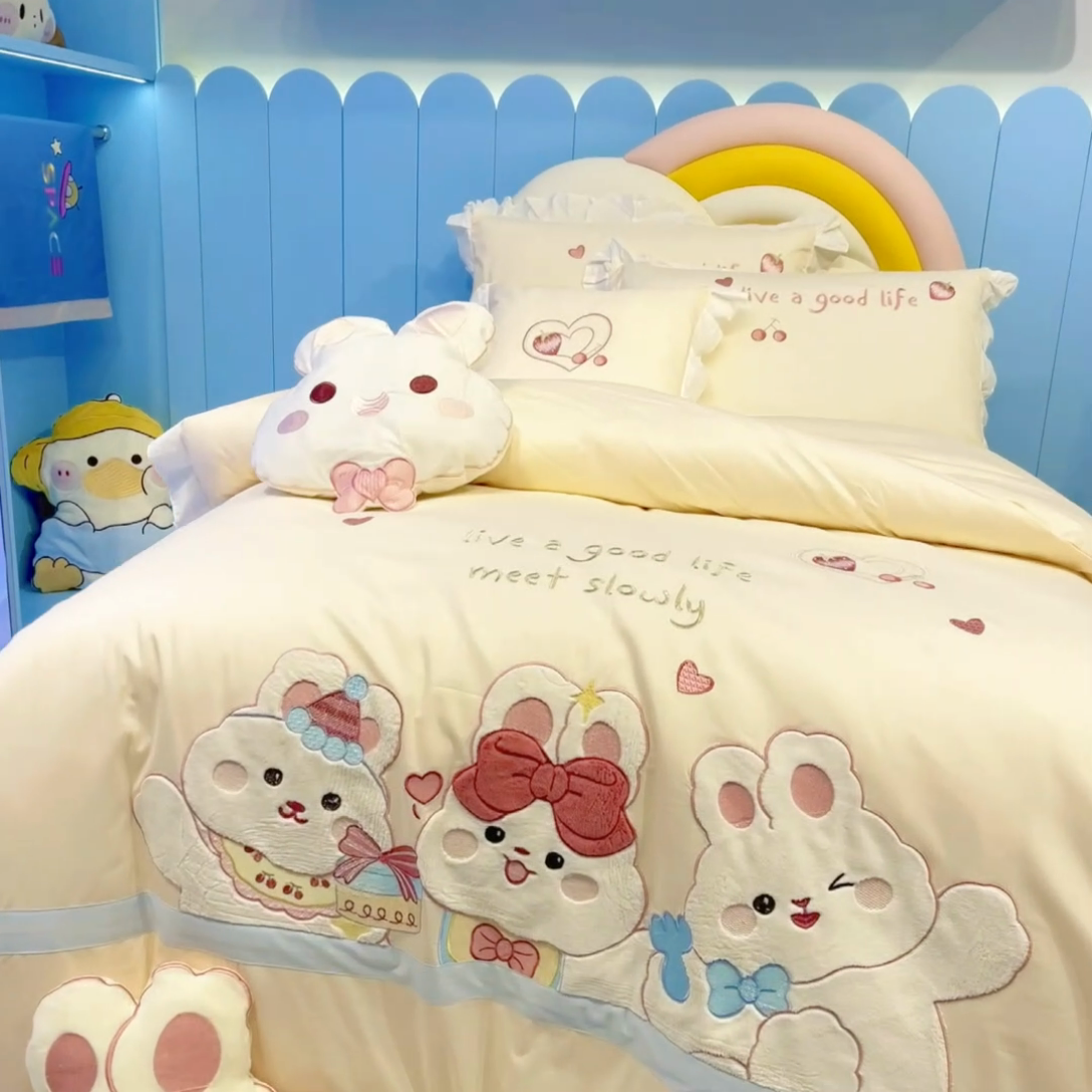 91家纺网 家纺一手货源 找家纺 佳梦家纺 2024新款40支全棉高端贴布绣卡通四件套 生日快乐