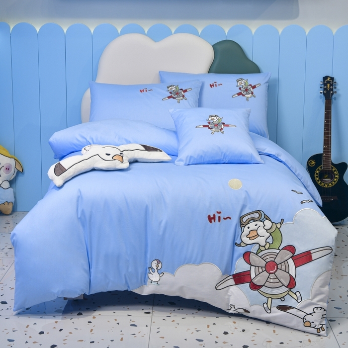 91家纺网 家纺一手货源 找家纺 佳梦家纺 2024新款40支全棉轻熟贴布绣卡通四套件 可爱飞行