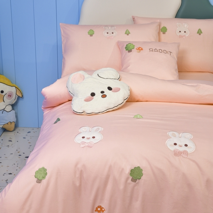 91家纺网 家纺一手货源 找家纺 佳梦家纺 2024新款40支全棉轻熟贴布绣卡通四套件 萌萌兔