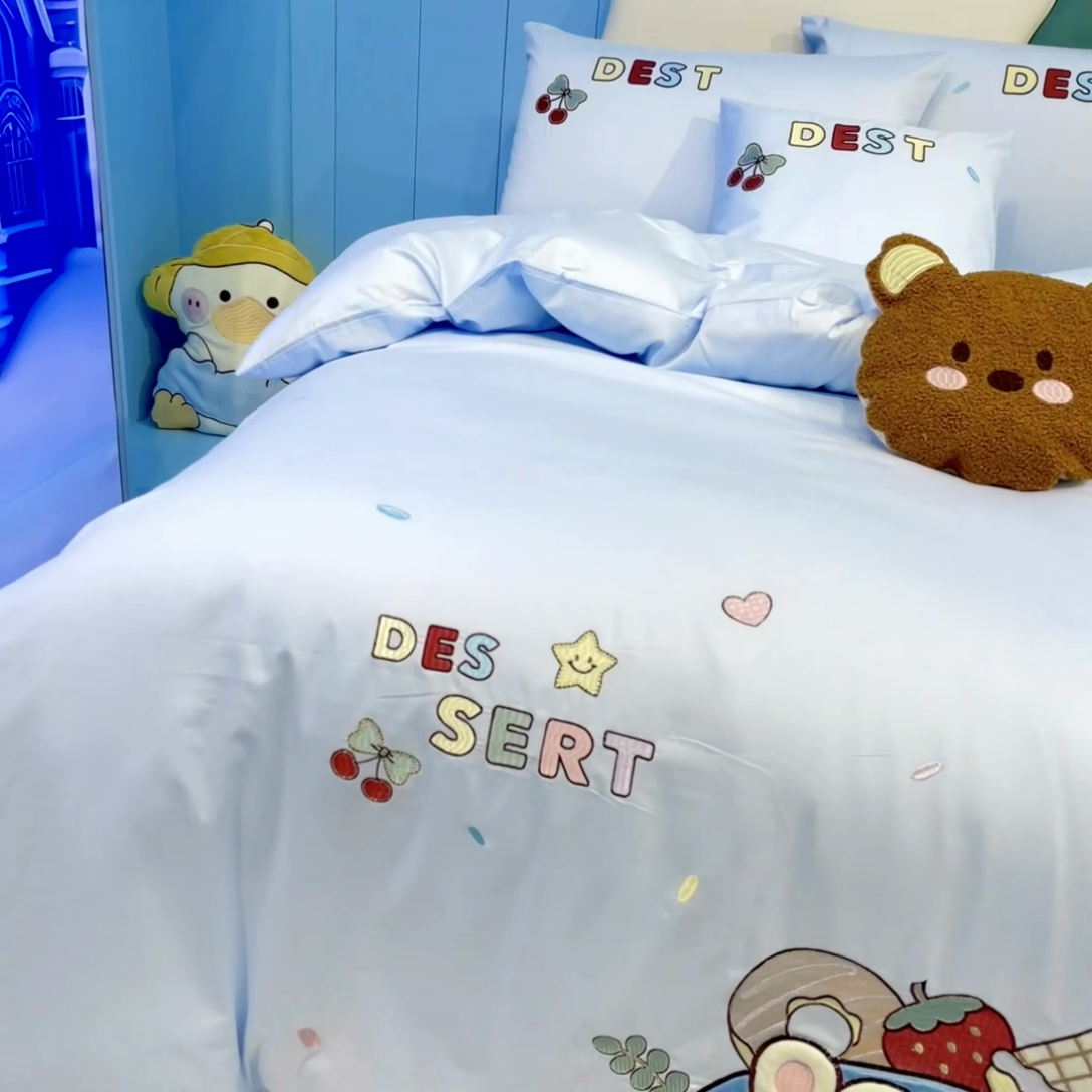 91家纺网 家纺一手货源 找家纺 佳梦家纺 2024新款40支全棉轻熟贴布绣卡通四套件 快乐之旅