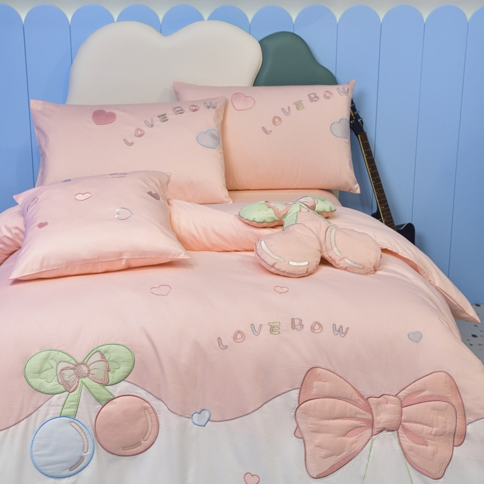 91家纺网 家纺一手货源 找家纺 佳梦家纺 2024新款40支全棉轻熟贴布绣卡通四套件 甜心樱桃