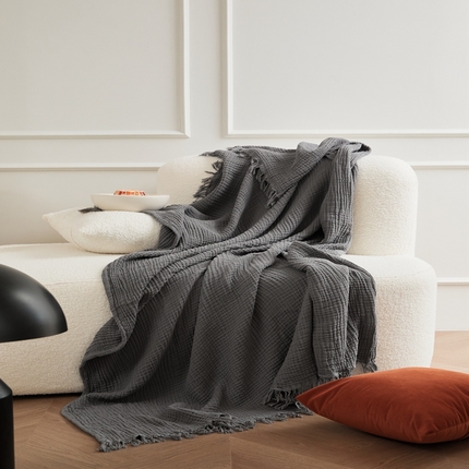 91家纺网 家纺一手货源 找家纺 EH家居 2024新款纯棉四层皱皱纱毯盖毯休闲毯 流苏款-深灰