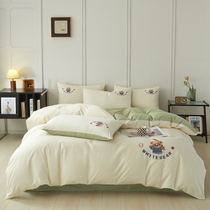 91家纺网 家纺一手货源 找家纺 万盛家纺 2025新款全棉喷气133*72刺绣卡通四件套 baseball熊-奶白绿