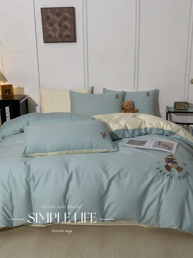 91家纺网 家纺一手货源 找家纺 万盛家纺 2025新款全棉喷气133*72刺绣卡通四件套 fashion熊-浅蓝卡其