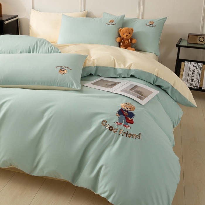 91家纺网 家纺一手货源 找家纺 万盛家纺 2025新款全棉喷气133*72刺绣卡通四件套 fashion熊-浅蓝卡其