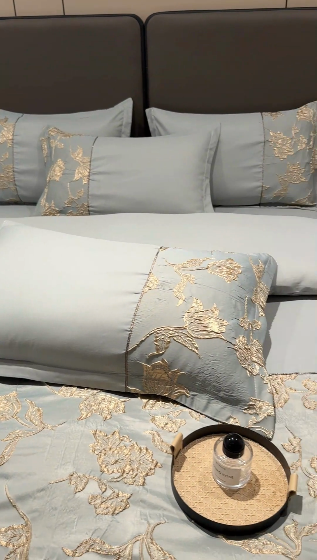 91家纺网 家纺一手货源 找家纺 布可家纺 2025新款轻奢精美浮雕刺绣提花四件套 花叶扶-天水蓝