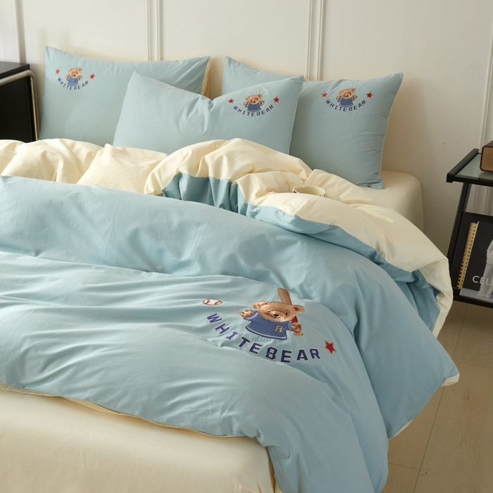 91家纺网 家纺一手货源 找家纺 万盛家纺 2025新款全棉喷气133*72刺绣卡通四件套 baseball熊-浅蓝卡其