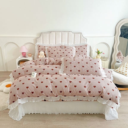 91家纺网 家纺一手货源 找家纺 宜凡 2024新款全棉印花雪纺夹棉床盖四件套 爱心 红棕