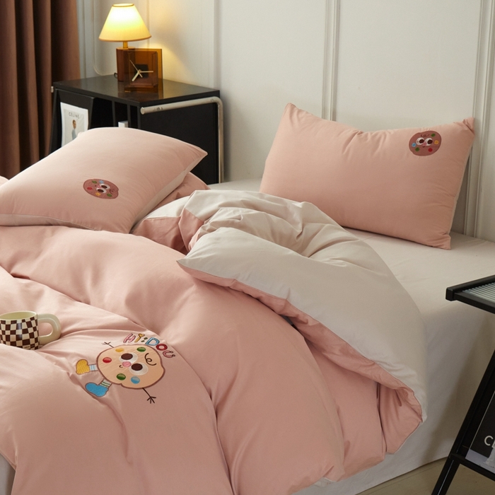 91家纺网 家纺一手货源 找家纺 万盛家纺 2025新款全棉喷气133*72刺绣卡通四件套 cookies饼千仔-豆沙粉