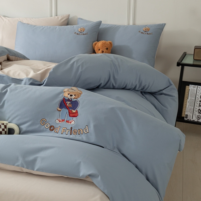 91家纺网 家纺一手货源 找家纺 万盛家纺 2025新款全棉喷气133*72刺绣卡通四件套 fashion熊-深蓝咖