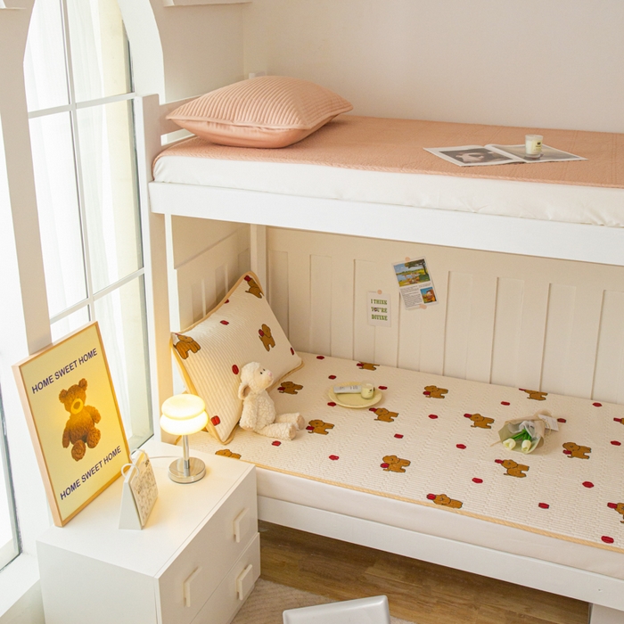 91家纺网 家纺一手货源 找家纺 茉夕 2024新款学生宿舍上下铺全棉床盖 苹果狗