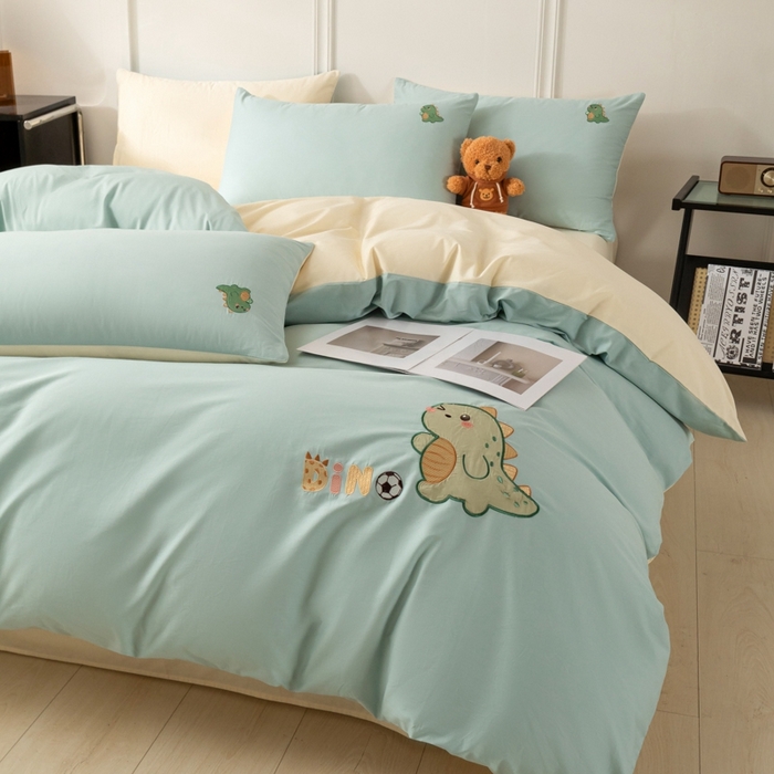 91家纺网 家纺一手货源 找家纺 万盛家纺 2025新款全棉喷气133*72刺绣卡通四件套 football恐龙-浅蓝卡其