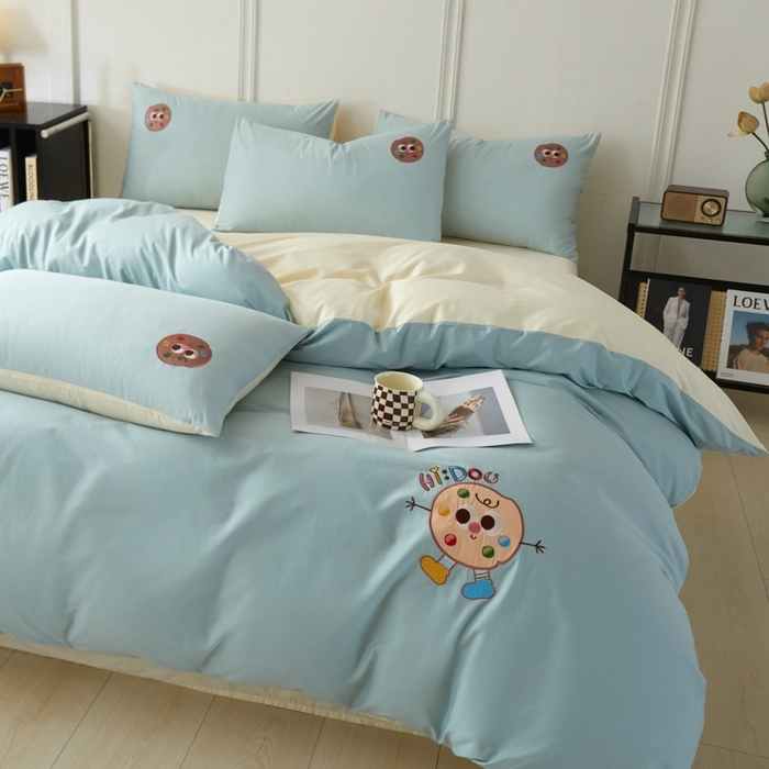 91家纺网 家纺一手货源 找家纺 万盛家纺 2025新款全棉喷气133*72刺绣卡通四件套 cookies饼干仔-浅蓝卡其