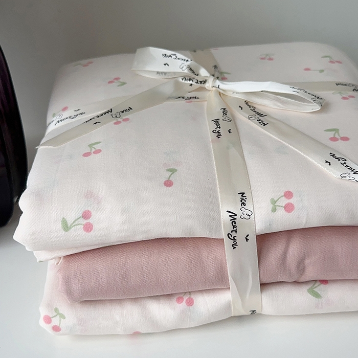 91家纺网 家纺一手货源 找家纺 麦伦家居 2024春夏新品全棉有氧双层纱印花系列四件套（叠拍图）樱桃粉