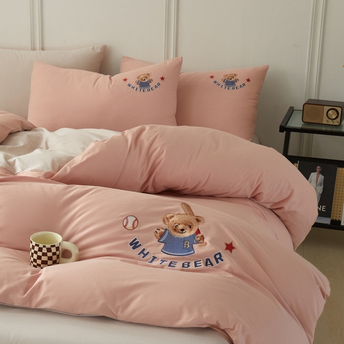 91家纺网 家纺一手货源 找家纺 万盛家纺 2025新款全棉喷气133*72刺绣卡通四件套 baseball熊-豆沙粉