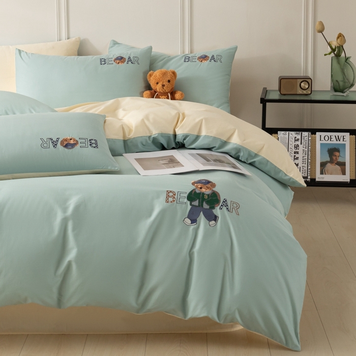 91家纺网 家纺一手货源 找家纺 万盛家纺 2025新款全棉喷气133*72刺绣卡通四件套 cowboy熊-浅蓝卡其