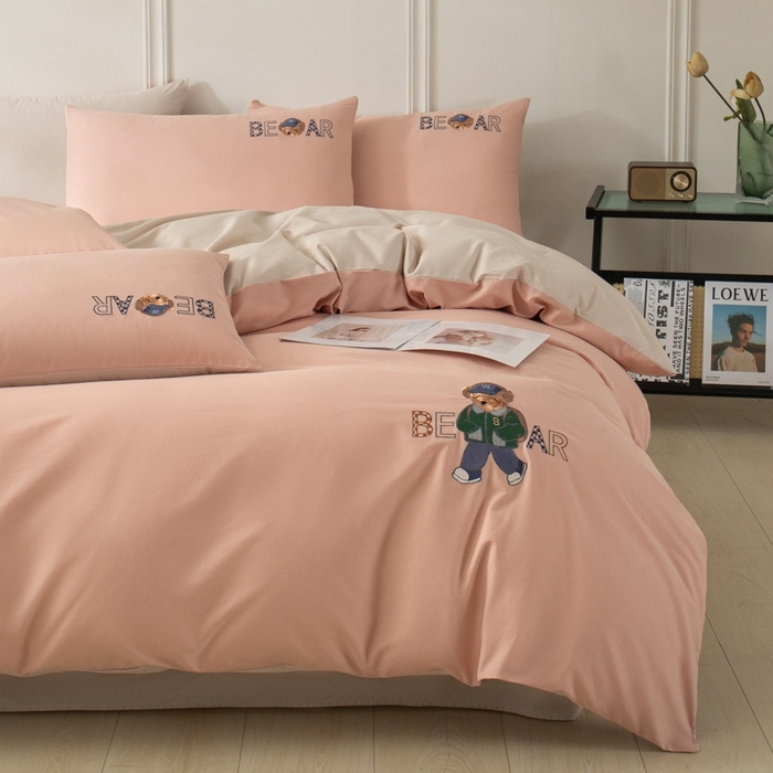 91家纺网 家纺一手货源 找家纺 万盛家纺 2025新款全棉喷气133*72刺绣卡通四件套 cowboy熊-豆沙粉