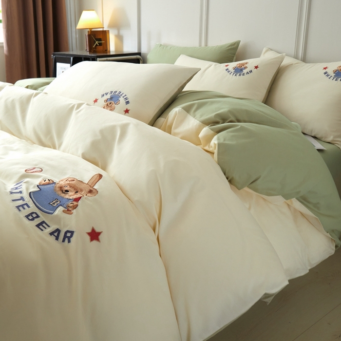 91家纺网 家纺一手货源 找家纺 万盛家纺 2025新款全棉喷气133*72刺绣卡通四件套 baseball熊-奶白绿
