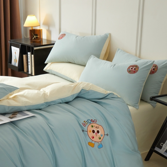 91家纺网 家纺一手货源 找家纺 万盛家纺 2025新款全棉喷气133*72刺绣卡通四件套 cookies饼干仔-浅蓝卡其