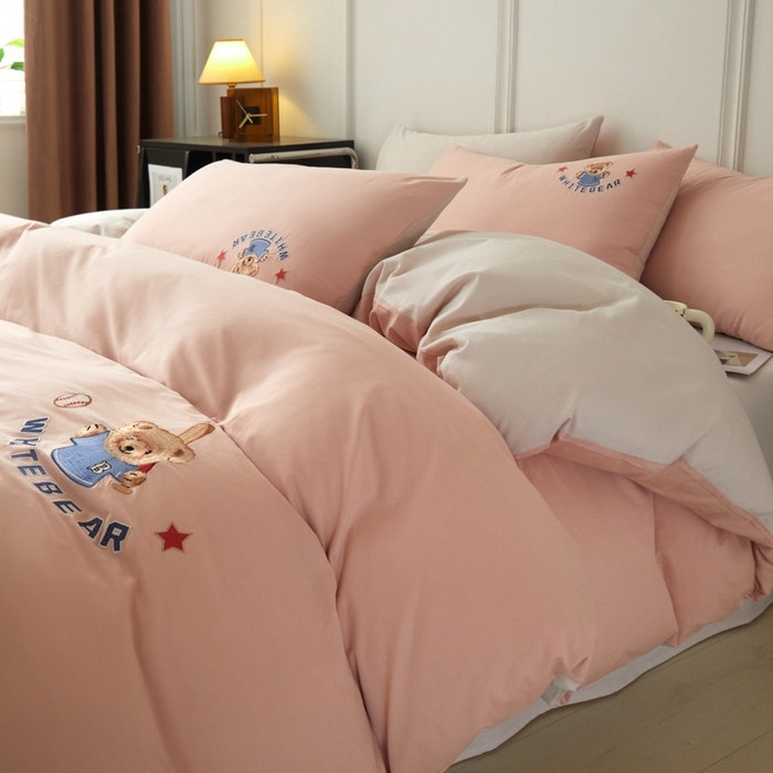 91家纺网 家纺一手货源 找家纺 万盛家纺 2025新款全棉喷气133*72刺绣卡通四件套 baseball熊-豆沙粉