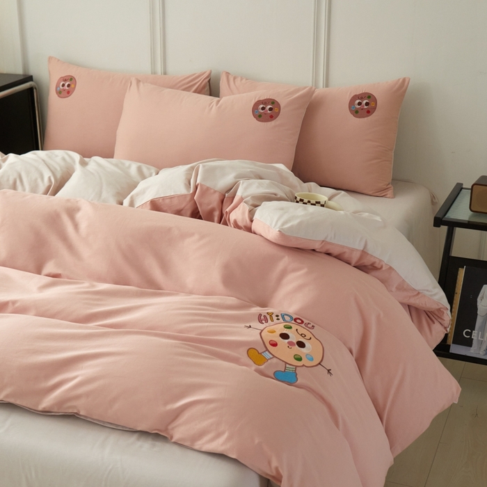 91家纺网 家纺一手货源 找家纺 万盛家纺 2025新款全棉喷气133*72刺绣卡通四件套 cookies饼千仔-豆沙粉