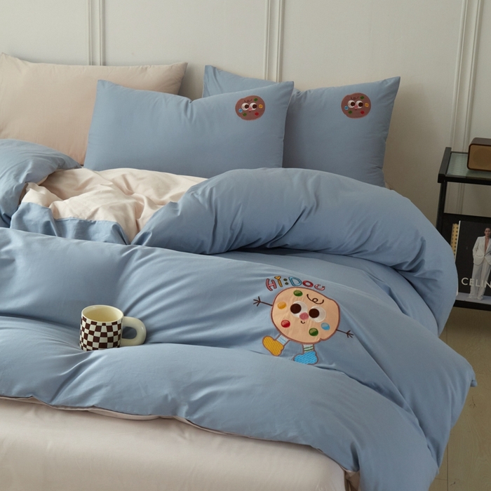 91家纺网 家纺一手货源 找家纺 万盛家纺 2025新款全棉喷气133*72刺绣卡通四件套 cookies饼干仔-深蓝咖