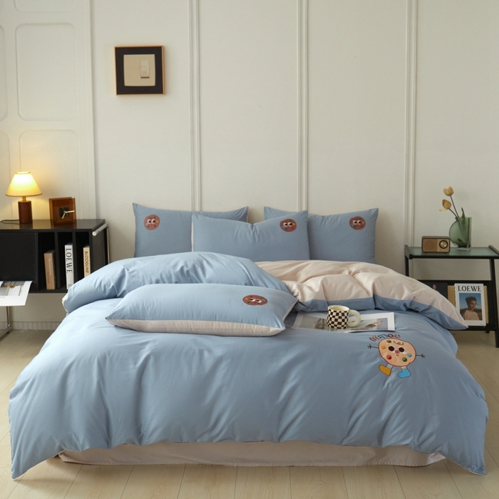 91家纺网 家纺一手货源 找家纺 万盛家纺 2025新款全棉喷气133*72刺绣卡通四件套 cookies饼干仔-深蓝咖