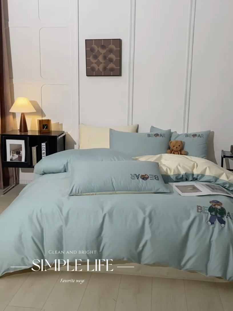 91家纺网 家纺一手货源 找家纺 万盛家纺 2025新款全棉喷气133*72刺绣卡通四件套 cowboy熊-浅蓝卡其