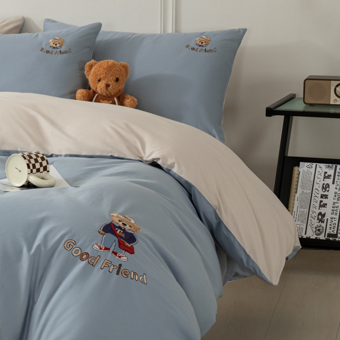 91家纺网 家纺一手货源 找家纺 万盛家纺 2025新款全棉喷气133*72刺绣卡通四件套 fashion熊-深蓝咖