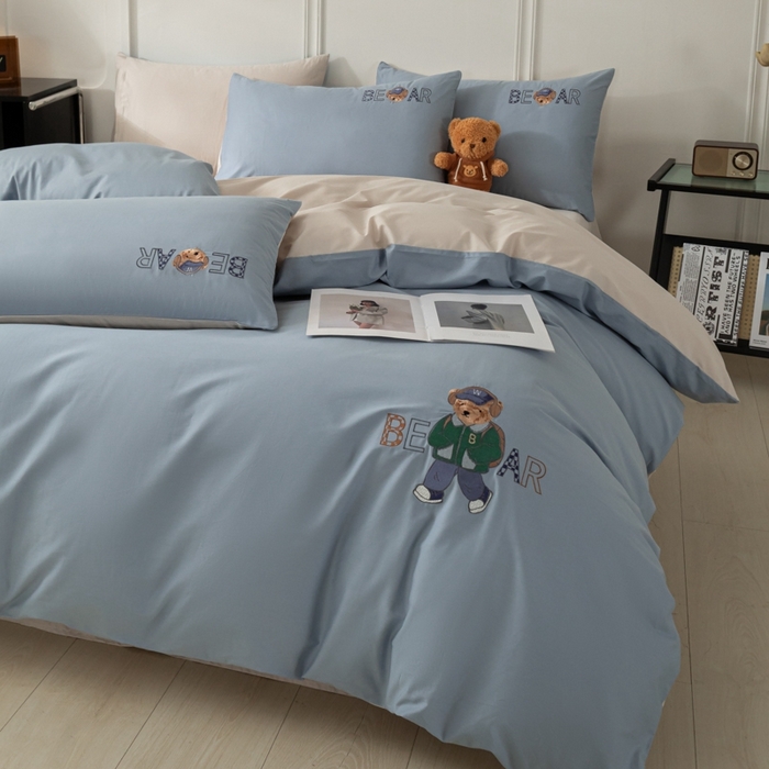 91家纺网 家纺一手货源 找家纺 万盛家纺 2025新款全棉喷气133*72刺绣卡通四件套 cowboy熊-深蓝咖