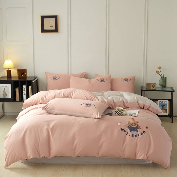 91家纺网 家纺一手货源 找家纺 万盛家纺 2025新款全棉喷气133*72刺绣卡通四件套 baseball熊-豆沙粉