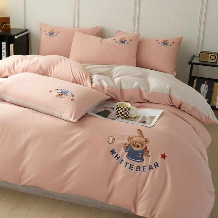 91家纺网 家纺一手货源 找家纺 万盛家纺 2025新款全棉喷气133*72刺绣卡通四件套 baseball熊-豆沙粉