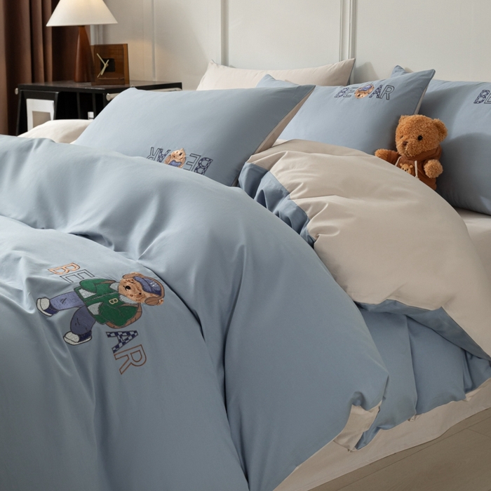 91家纺网 家纺一手货源 找家纺 万盛家纺 2025新款全棉喷气133*72刺绣卡通四件套 cowboy熊-深蓝咖