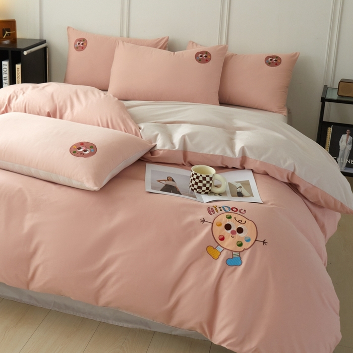 91家纺网 家纺一手货源 找家纺 万盛家纺 2025新款全棉喷气133*72刺绣卡通四件套 cookies饼千仔-豆沙粉