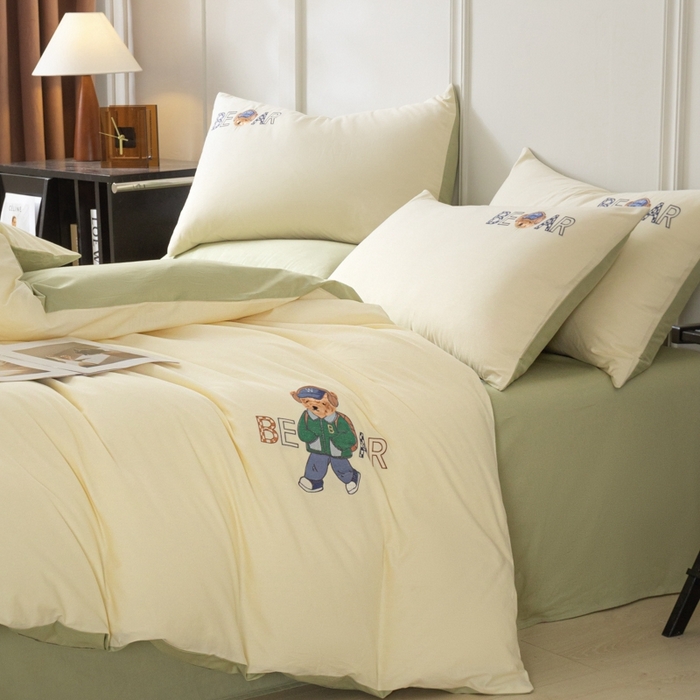 91家纺网 家纺一手货源 找家纺 万盛家纺 2025新款全棉喷气133*72刺绣卡通四件套 cowboy熊-奶白绿