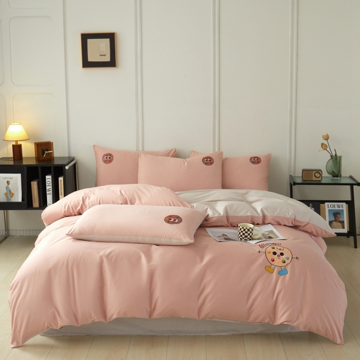 91家纺网 家纺一手货源 找家纺 万盛家纺 2025新款全棉喷气133*72刺绣卡通四件套 cookies饼千仔-豆沙粉