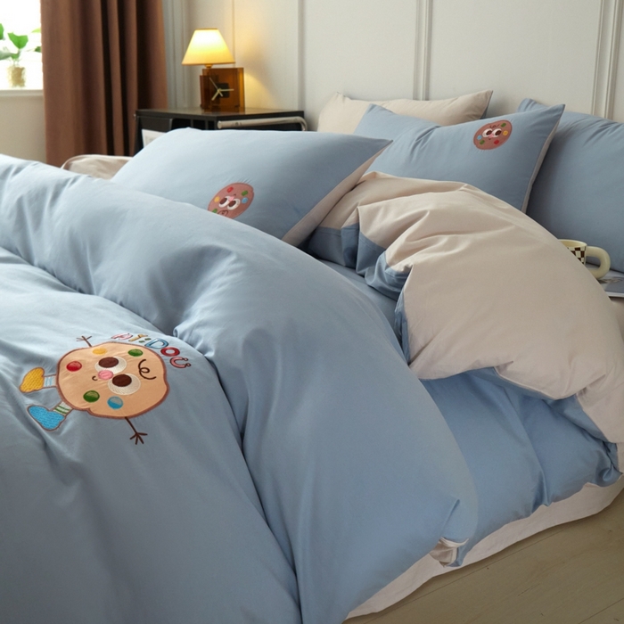 91家纺网 家纺一手货源 找家纺 万盛家纺 2025新款全棉喷气133*72刺绣卡通四件套 cookies饼干仔-深蓝咖
