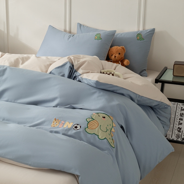 91家纺网 家纺一手货源 找家纺 万盛家纺 2025新款全棉喷气133*72刺绣卡通四件套 football恐龙-深蓝咖