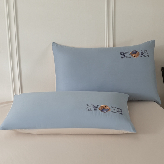 91家纺网 家纺一手货源 找家纺 万盛家纺 2025新款全棉喷气133*72刺绣卡通四件套 cowboy熊-深蓝咖