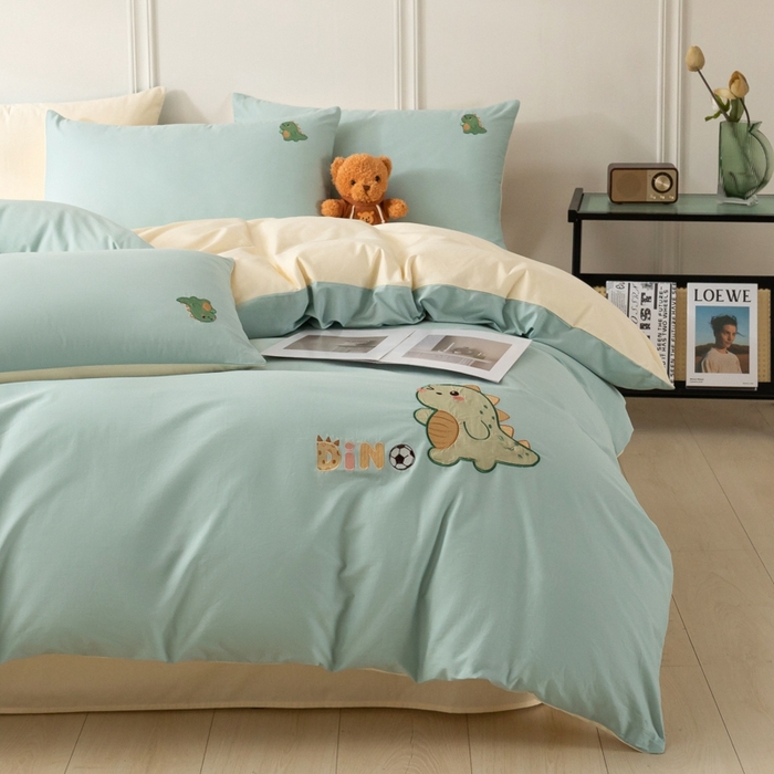 91家纺网 家纺一手货源 找家纺 万盛家纺 2025新款全棉喷气133*72刺绣卡通四件套 football恐龙-浅蓝卡其