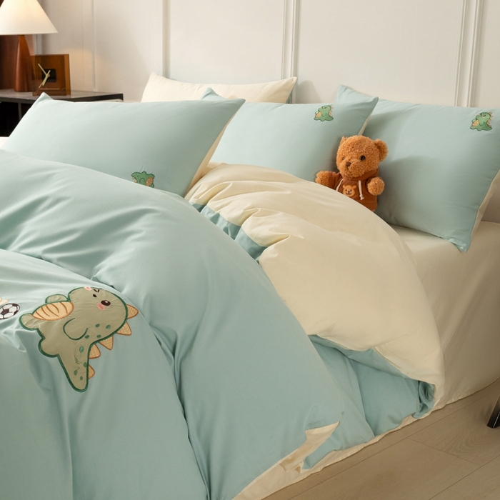 91家纺网 家纺一手货源 找家纺 万盛家纺 2025新款全棉喷气133*72刺绣卡通四件套 football恐龙-浅蓝卡其