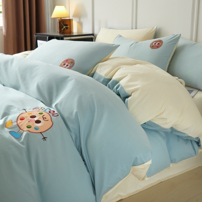 91家纺网 家纺一手货源 找家纺 万盛家纺 2025新款全棉喷气133*72刺绣卡通四件套 cookies饼干仔-浅蓝卡其