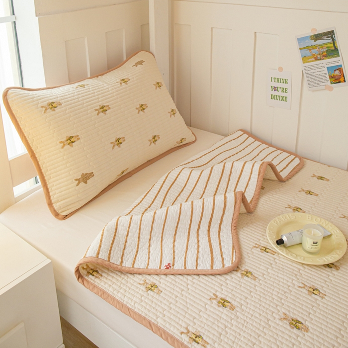 91家纺网 家纺一手货源 找家纺 茉夕 2024新款学生宿舍上下铺全棉床盖 兔言兔语