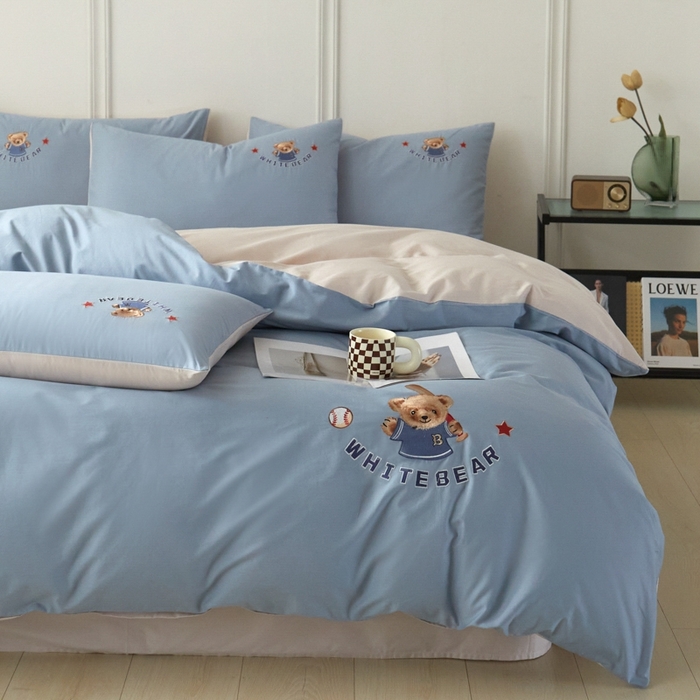 91家纺网 家纺一手货源 找家纺 万盛家纺 2025新款全棉喷气133*72刺绣卡通四件套 basebal熊-深蓝咖