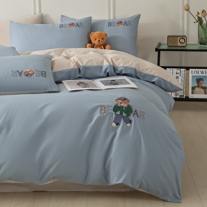 91家纺网 家纺一手货源 找家纺 万盛家纺 2025新款全棉喷气133*72刺绣卡通四件套 cowboy熊-深蓝咖